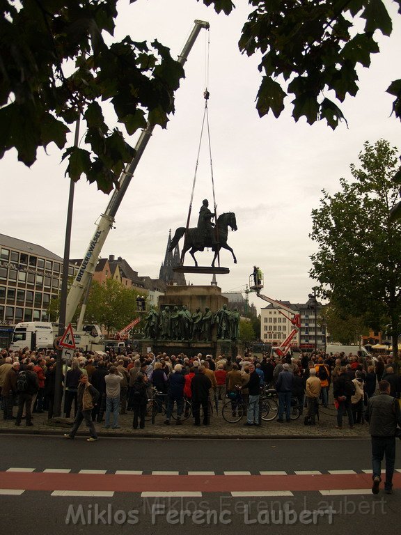 Reiterdenkmal kehrt zurueck auf dem Heumarkt P54.JPG